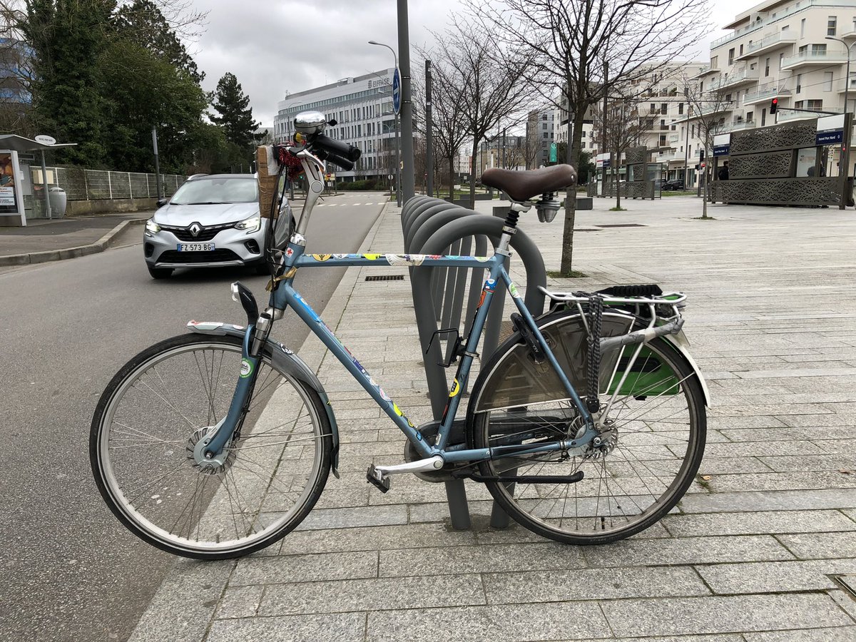 L’absence du vélo dans la culture d’aménagement française est flagrante quand on observe le positionnement des arceaux, souvent serrés contre les murs et les rebord dangereux, même sur les espaces les plus vastes imaginables. Comme s’il n’a pas besoin d’espace. Hyper agaçant.