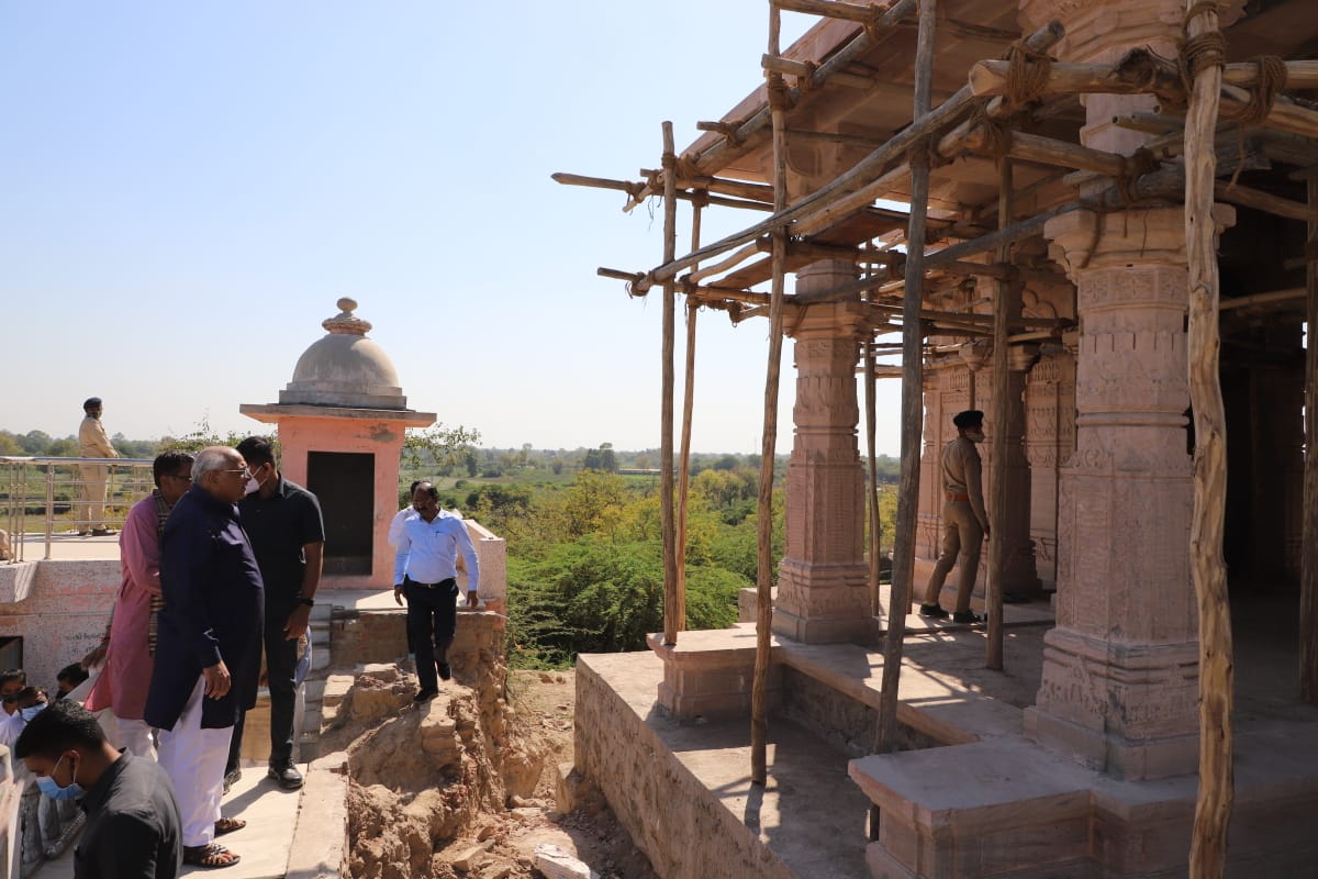 આજરોજ માનનીય મુખ્યમંત્રીશ્રીના પ્રવાસ કાર્યક્રમ અંતર્ગત રાધનપુર ખાતે નાગરિકોને પીવાનું શુદ્ધ પાણી મળી રહે તે માટે વોટર ફિલ્ટ્રેશન પ્લાન્ટની મુલાકાત લીધા બાદ પાટણ ખાતે આવેલ પ્રાચીન કાલિકા માતાનું મંદિર, રાણકીવાવ અને નિર્માણાધિન વીર મેઘમાયા સ્મારકની મુલાકાત લીધી.<a href="/CMOGuj/">CMO Gujarat</a> <a href="/pkumarias/">Pankaj Kumar</a>