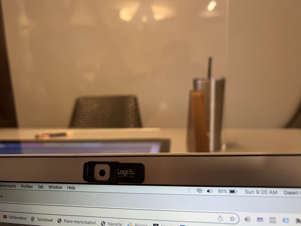 dawngreen's tweet photo. Staring at an empty desk for 10 minutes for a sales pitch at Parc Soleil for #HiltonGrandVacations and feeling anything but grand. The games we play. https://t.co/5B5w9T4mCd