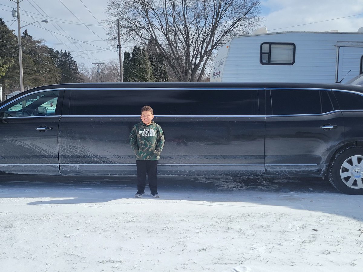 LIGNMW's tweet photo. Our 69th escape has commenced! This sweet little guy and his mom &amp; dad are on the way to Florida! Limo courtesy of a donor, thank you🙏🏻 We hope our recipient Nicholas &amp; his family make some amazing memories! Thx you @KevininAkron for planning this unforgettable escape! https://t.co/Q1mUdukKec