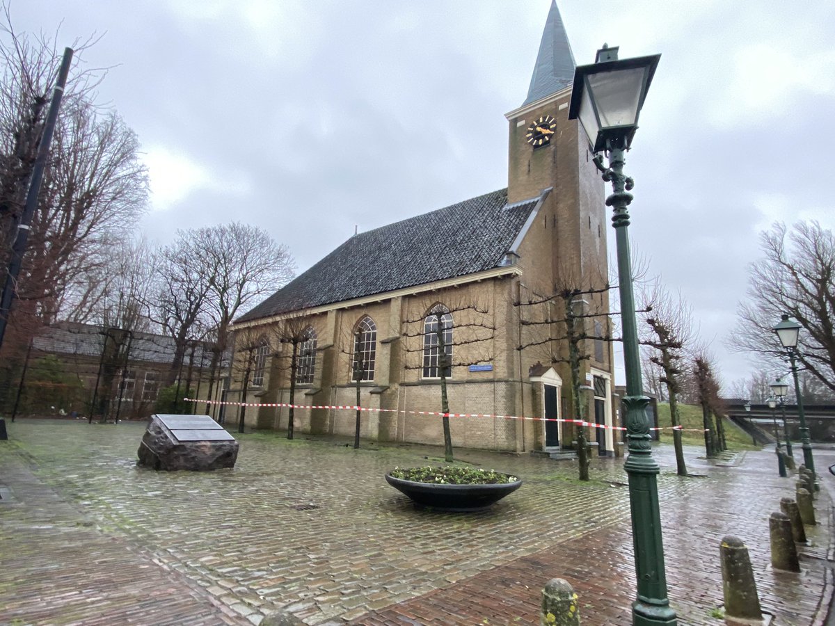 Enkele dakpannen zijn naar beneden gekomen van de #kerk in #Hoogvliet. De brandweer heeft een lint gespannen als afzetting.