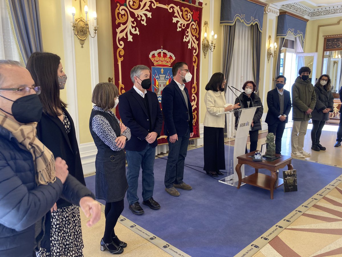 FerrolOficial's tweet photo. 🎥🏆 A corporación municipal recibiu está fin de semana no Concello ao equipo ferrolán de “Valentina”, encabezado por Chelo Loureiro, tras a obtención do Goya. https://t.co/lOgurRTFXA