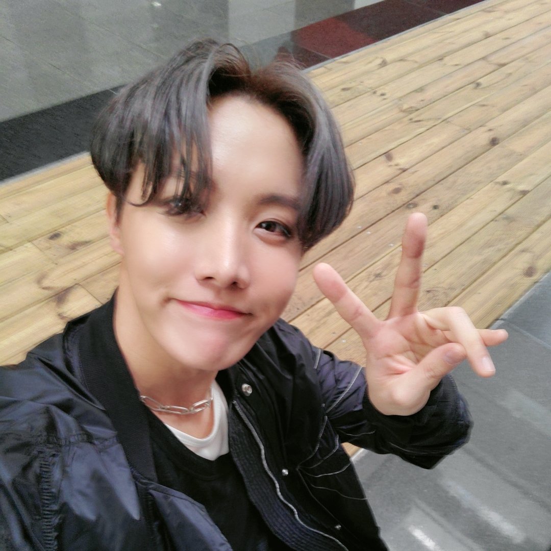 samzinhos's tweet photo. hobi e eu passando na sua telinha😄✌️
#FFSD #FakeFamous @BTS_twt @byfakefamous https://t.co/8kBJ9oX7Li