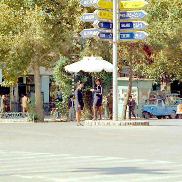 XvUBGUZXOhAlVe8's tweet image. سال ۱۳۴۷ پلیس بانو چهار راه زند شیراز