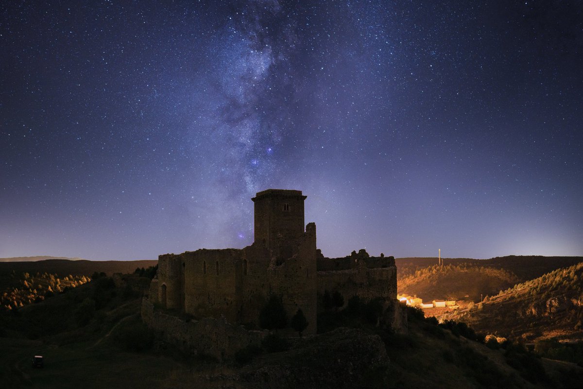 JAndpla's tweet photo. El castillo de Ucero. Un castillo templario con una cantidad de historias por descubrir.

#milkyway #night #stars #ucero https://t.co/nhq2LYSYyK