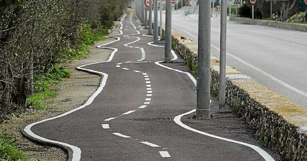 👀 Mira lo que #sorprendeynosorprende...
El diseño del nuevo carril bici que ha construido AENA en el aeropuerto de Menorca que se ha hecho viral bit.ly/3HheGnf