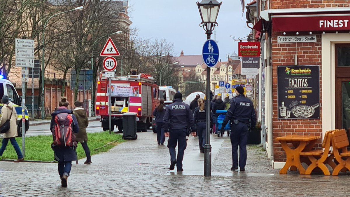 ForscherAfDTier's tweet photo. Etwa 15 Erwachsene & 3 Kinder. Davon mindestens 10 Erwachsene aus Berlin. Was für ein Erfolg für ein "Kinderfest" wo man nur durch die ganze Innenstadt läuft. Was für ein tolles Kinderfest!1!! #p2002 #Querdenker Wir sind raus für heute & gegen Kaffee trinken & Kuchen essen. 😎✌️ https://t.co/gzibBpTBzm