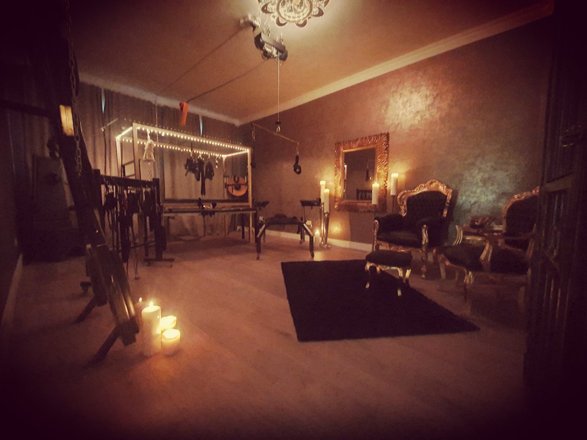 villadesade's tweet photo. Salon d' Or 😈😇

#rentastudio #bdsm #zimmervermietung #bdsmroom #bdsmzimmer #bdsmapartment #dortmund #dortmundcity #nordrheinwestfalen #nrw #ruhrpott #ruhrgebiet #fotoshooting #fotolocation #bdsmcommunity #smstudio #domina  #traudich #seianders #dom #slave #sub #kinky #eviltoys https://t.co/tkT8vBPWTE