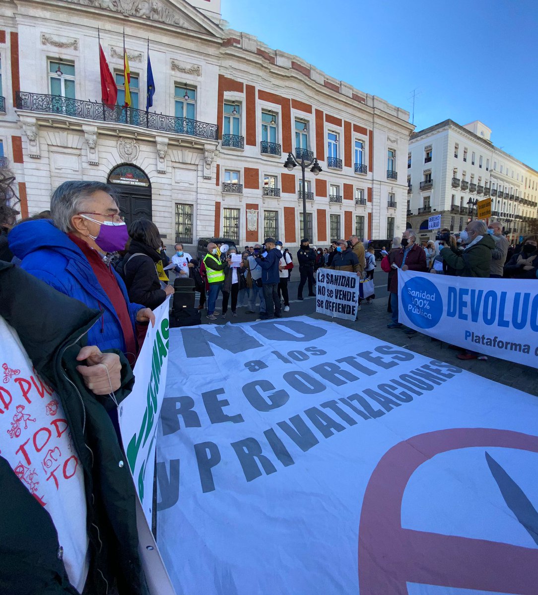 PSaniPubli_ZN's tweet photo. #EnDefensaSanidadPublica hoy en la 92 Marea Blanca porque mientras liquida nuestra salud, Ayuso abusa y arrolla con su Ley Ómnibus. Denunciamos situación de servicios de atención primaria y de salud mental. No Agencia de Contratación Sanitaria @PSaniPubli_ZN @MesaDefensaSani https://t.co/ePF6Foxlek