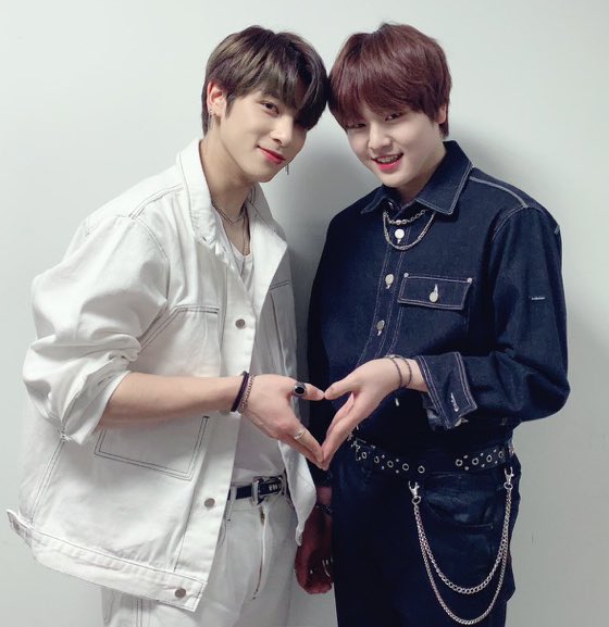 twogyul827's tweet photo. ドギョルの貴重な(?)"めでたくハート完成してる"バージョン💖
「二人してこちらにマウント取りに来てるんかな?」思うくらい二人ともドヤ顔なのがたいへん可愛よくて大好きです🥰
#도결 #DOGYUL #ドギョル
#한결 #HANGYUL #ハンギョル
#도현 #DOHYON #ドヒョン
#HnD #BAE173 #비에이이173 https://t.co/Yq7rn5nmms