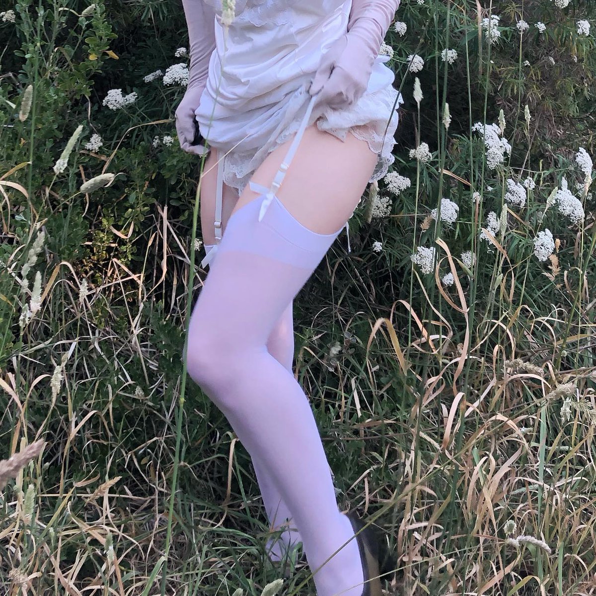 𝐊𝐢𝐬𝐬 𝐦𝐞, 𝐊𝐢𝐬𝐬 𝐦𝐞 𝐰𝐢𝐭𝐡 𝐲𝐨𝐮𝐫 𝐞𝐲𝐞𝐬 𝐜𝐥𝐨𝐬𝐞𝐝.

A genoux dans les champs.