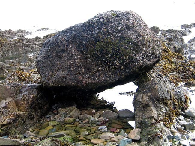 AtlanticaBeira's tweet photo. Cada 24 de xullo, día da festa de San Declán en Áird Mhor (co. #Waterford), os devotos acoden a esta pedra situada á beiramar e pasan por debaixo dela, crendo obter dese xeito a protección do santo contra doenzas dos cadrís, entre outras.
Sóavos o conto, non é? 😬 https://t.co/Vk7DLrakSN