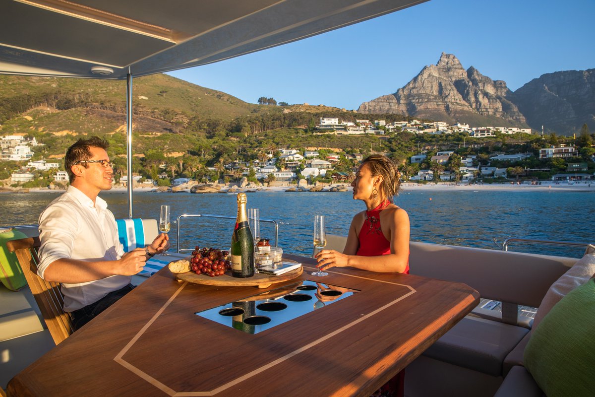 OCEANWAY1's tweet photo. BEST INTERIOR DESIGN MOTOR CATAMARAN: @LeopardCats 53PC

#oceanwaychinayachtawards #chinayachtevents #2021oceanwayinternationalvirtualboatshow #yacht #yachting #yachts #motoryacht #motoryachts #catamaran https://t.co/K2LE8ImSr0