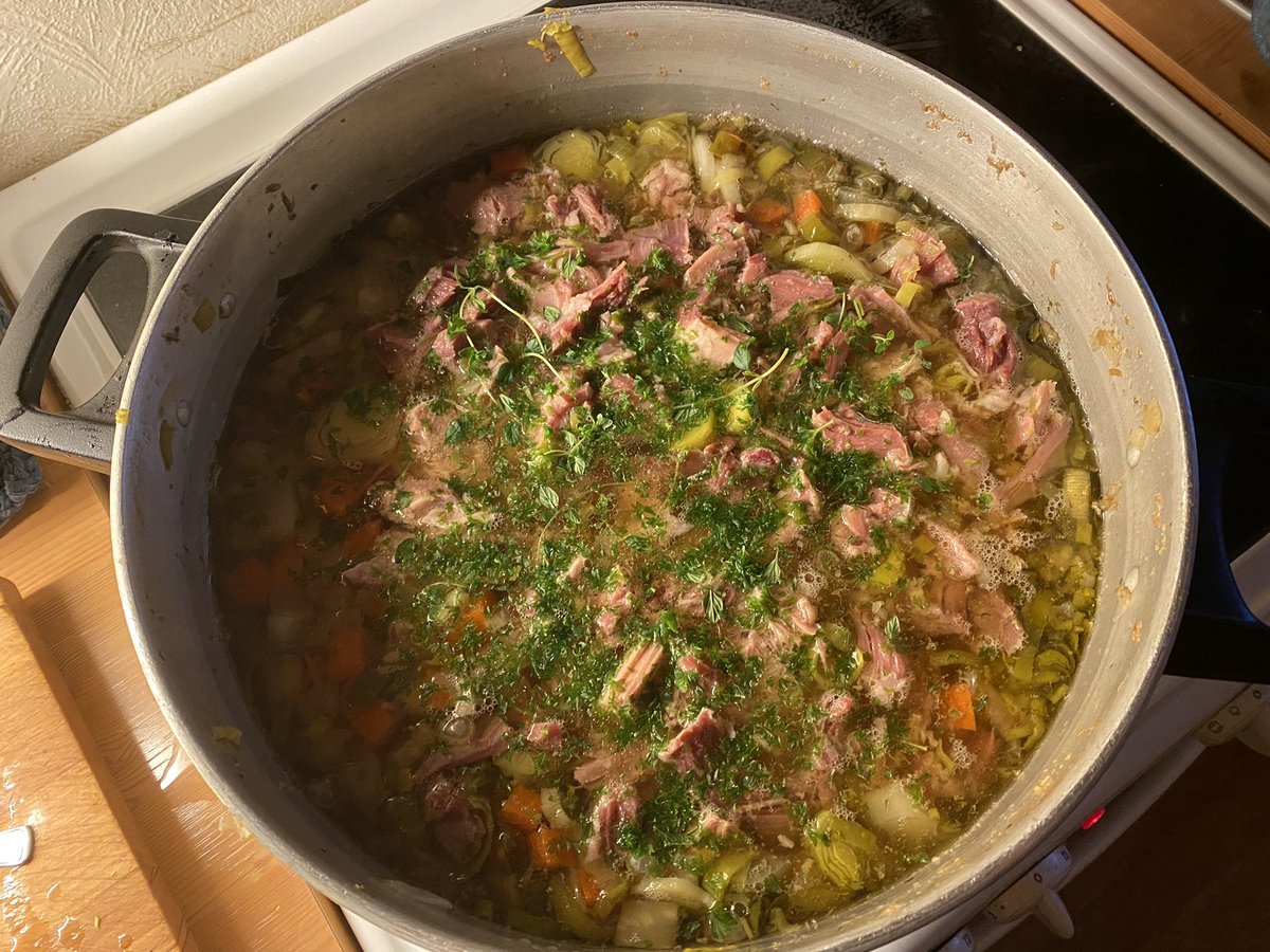 vontasten's tweet photo. Wohooo. Middag fra #gamledager Ertesuppe med svineknoker, og salsiccia pølser. https://t.co/xibLPEgRmH