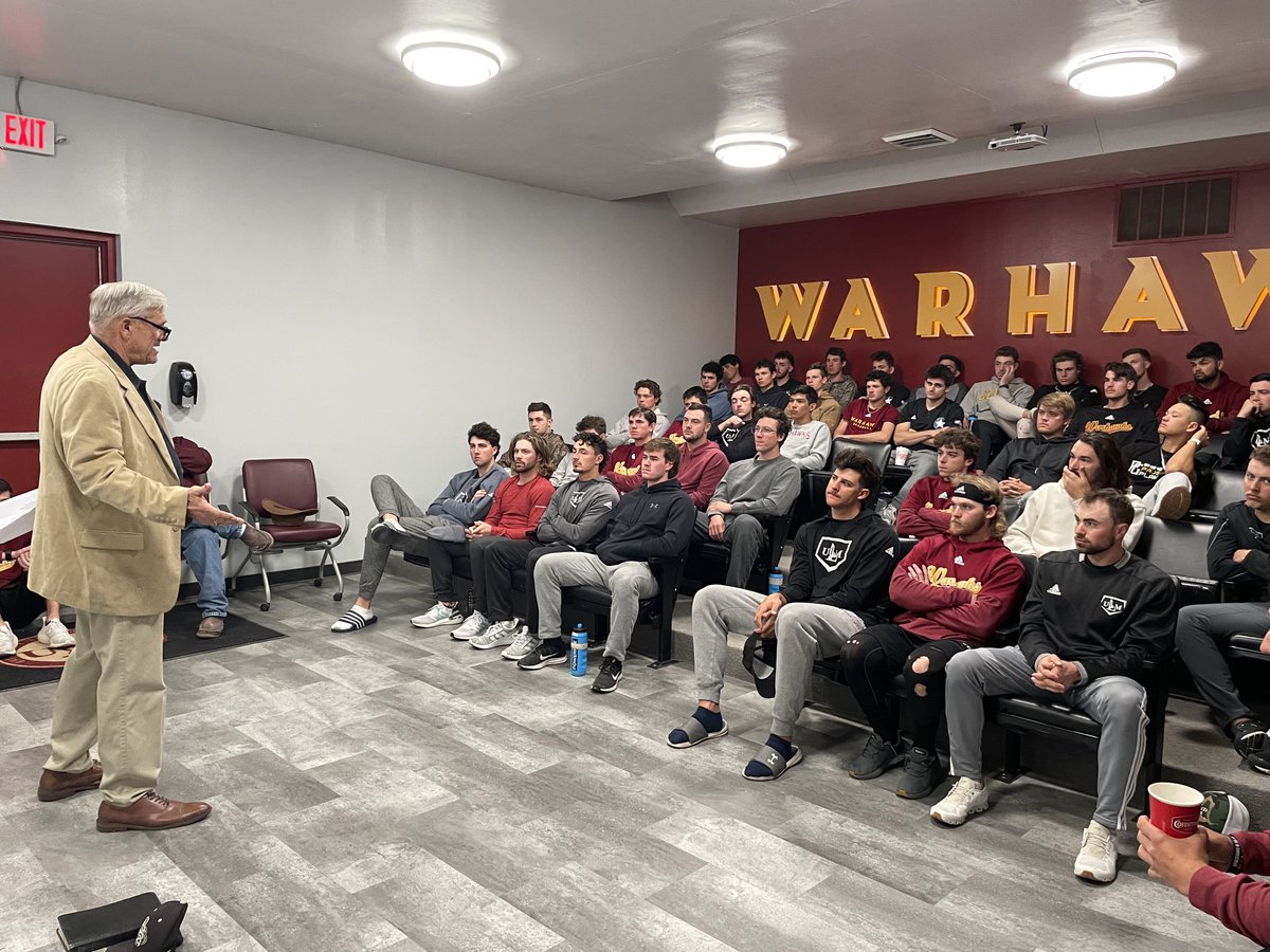CoachFed13's tweet photo. LHSAA Hall of Fame Coach Micah Harper sharing the word with ⁦@ULM_BSB⁩   ONE GOAL!!! #FaithHopeLove https://t.co/yOX57TiccU