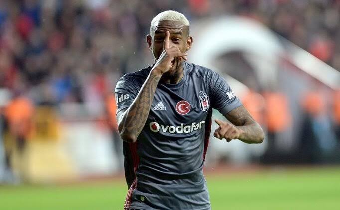 Beşiktaş'ta gündem gene aynı,Talisca gelecek muhabbetleri,eğer çok merak ediyorsanız söyle söyliyeyim talisca 3-4 milyon Euro maaş talep edecektir ve beşiktaş bu parayı ancak lens Douglas ljajic ve nskala gibi oyuncular giderse anca ödeyebilir