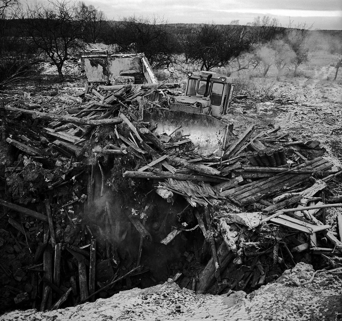 Russian_Photos's tweet photo. In 1995 I was 1st Western photographer in Chernobyl sarcophagus &amp; destroyed Reactor No 4 complex after explosion. These unique photographs available today to collectors for 1st time @withFND.  https://t.co/8jeSSMtqc5  #nftphotography #NFTs #NFTphotograph #NFT #NFTart #NFTartist https://t.co/WsLxmCc3ge