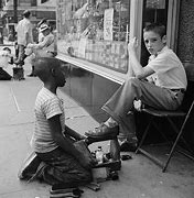 📸  Vivian Maier iba con su cámara a todos lados, fotografiaba todo lo que tenía alrededor. 

📸  Sus fotos muestran la cotidianidad de las dos ciudades donde vivió, Nueva York y Chicago.

<a href="/jordisanildefon/">Jordi San Ildefonso</a> 
<a href="/aulaCM/">Aula CM - Escuela de Comunicación y Marketing</a> 
#equipo227
