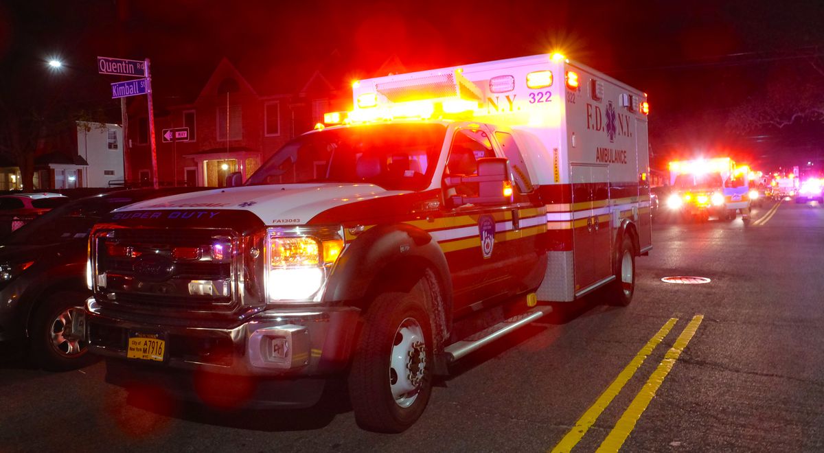 Вызов скорой сша. Сколько стоит вызов скорой в сша. Dodge ram пожарный. Медицинская машина сша. Вызов скорой сша.