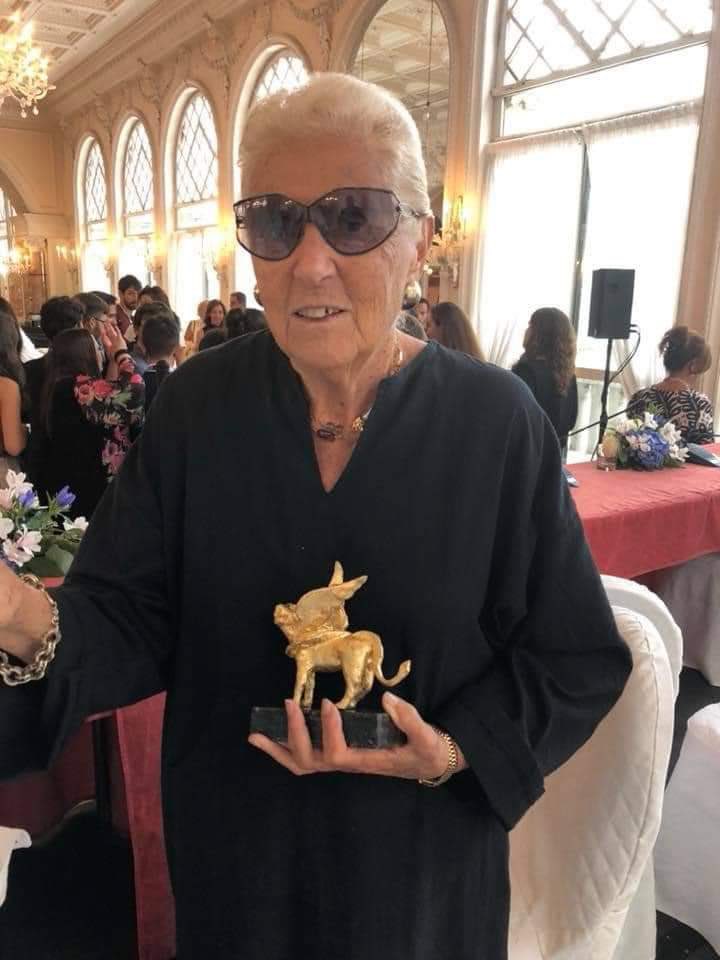 la_Biennale's tweet photo. Un saluto commosso a #LucianaDellaFornace, Presidente Agiscuola nazionale, ideatrice e anima del Premio Leoncino d’Oro, uno dei premi collaterali più significativi e amati della #BiennaleCinema. https://t.co/SD8PtUSWUR