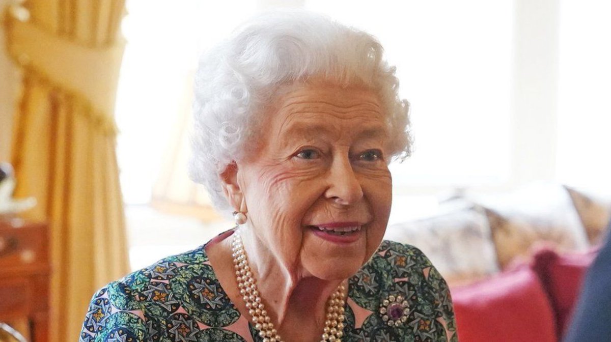 Queen Elizabeth II Tests Positive For Covid bit.ly/3JwQVce 🇬🇧