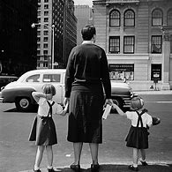 🔷  Vivian Maier disparó miles de fotos.

🔷  Por la inestabilidad de su trabajo no siempre podía revelar los carretes. 

🔷  Cientos de carretes se quedaron guardados en una maleta. 

<a href="/jordisanildefon/">Jordi San Ildefonso</a> 
<a href="/aulaCM/">Aula CM - Escuela de Comunicación y Marketing</a> 
#equipo227