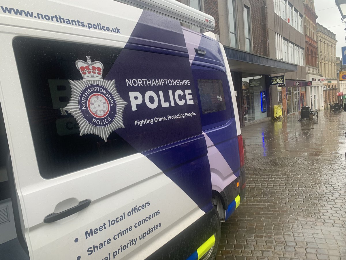 #BeatBus community engagement on the #Queensway and #Wellingborough Town centre with #PCDesborough @Pc1777Webb @PCSO_7210 - A lot of community engagement today. Loads of free crime prevention gifts given out too. #CommunityCop