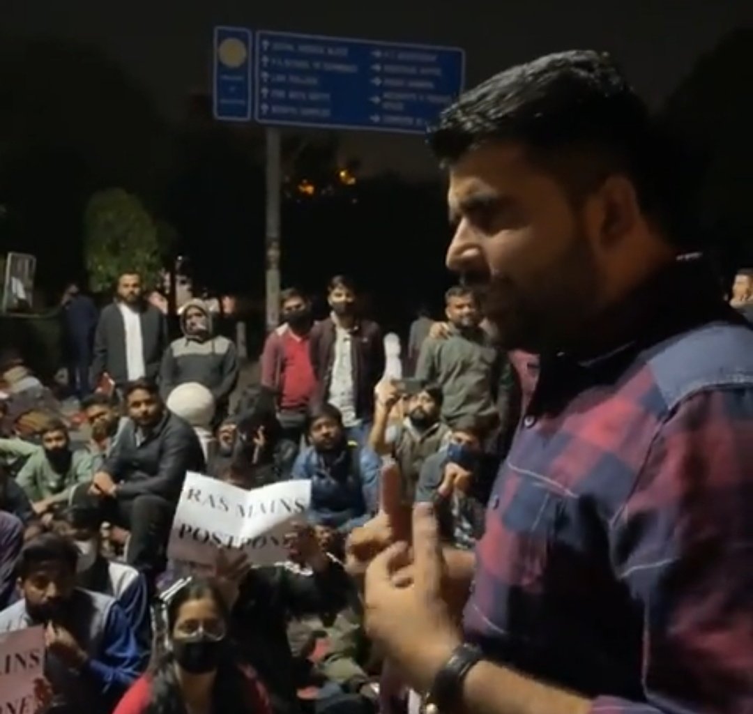 HINGLAJDAN95's tweet photo. JNVU छात्र संघ अध्यक्ष रवींद्र सिंह भाटी और चाकसू से कांग्रेस विधायक वैद प्रकाश सोलंकी ने भी धरना स्थल पर आकर #RAS अभ्यर्थियों की मांगों का समर्थन किया. 
@RavindraBhati__  @Ved_Solanki1 

#RASMAINPOSTPONE https://t.co/ecrJAhVvJR