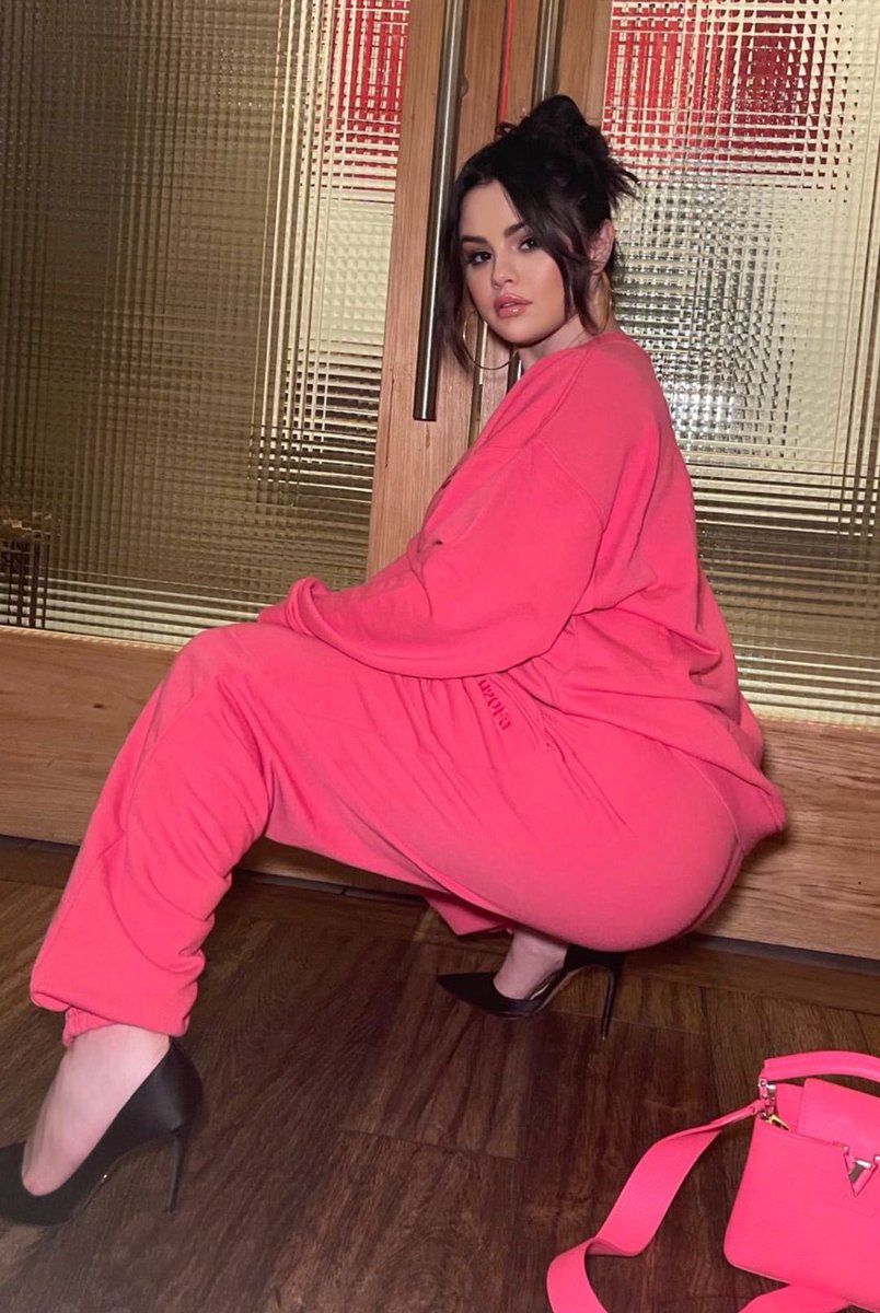 SELSREP's tweet photo. THIS pic of selena gomez https://t.co/JfU8t9ZR62