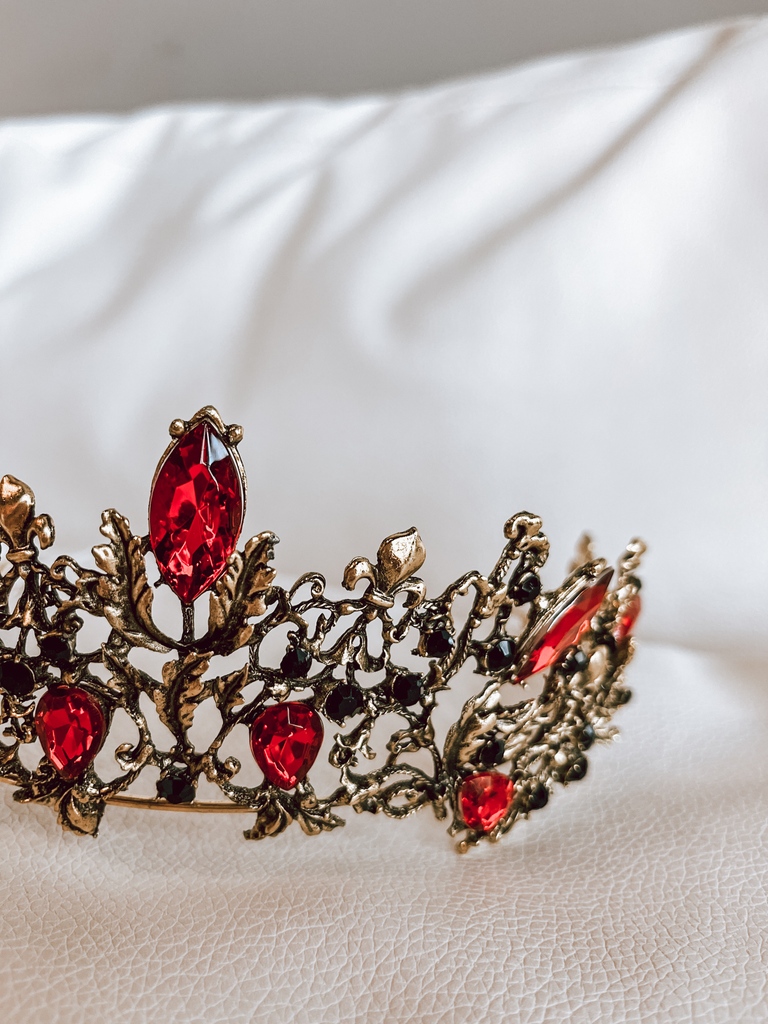strutbridal's tweet photo. From bejewel crowns, to hair pins, to glitter belts, we have every option to tie your look all together. Ask your Bridal stylist today! β
β
#weddingheadpiece #perfectlystyled #bridalcrown #bejewledcrown #bridalhairpins #bridallook #bridalfashion #azbridal #azbride #azbrides https://t.co/RrSLCvqTZa