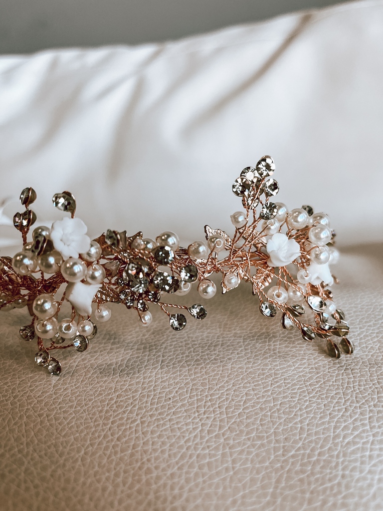 strutbridal's tweet photo. From bejewel crowns, to hair pins, to glitter belts, we have every option to tie your look all together. Ask your Bridal stylist today! β
β
#weddingheadpiece #perfectlystyled #bridalcrown #bejewledcrown #bridalhairpins #bridallook #bridalfashion #azbridal #azbride #azbrides https://t.co/RrSLCvqTZa