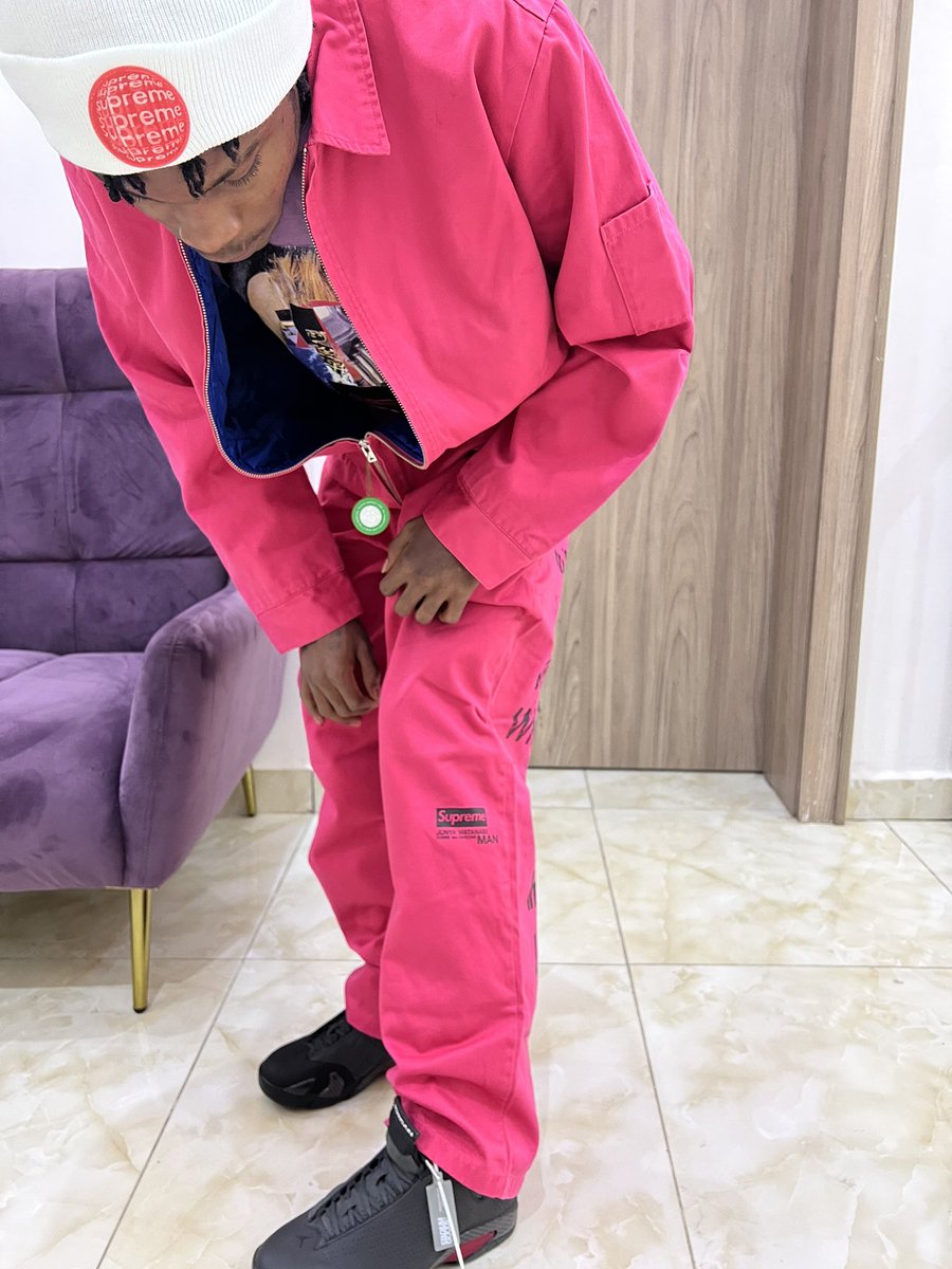 Em_Templah's tweet photo. 👛Pinking I feel a Supreme Being👛
Em' 
#supreme #templar #spaceroute 
#SREenthouse https://t.co/7hTMf0OiNO