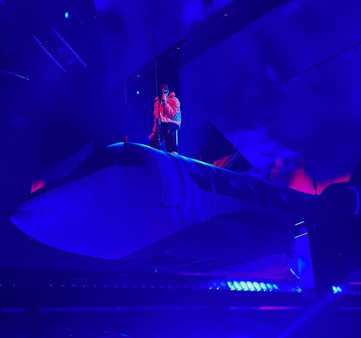 estherwuff's tweet photo. justin bieber is the king of tour entrances https://t.co/R5Ia3KfZ23