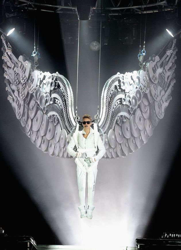 estherwuff's tweet photo. justin bieber is the king of tour entrances https://t.co/R5Ia3KfZ23