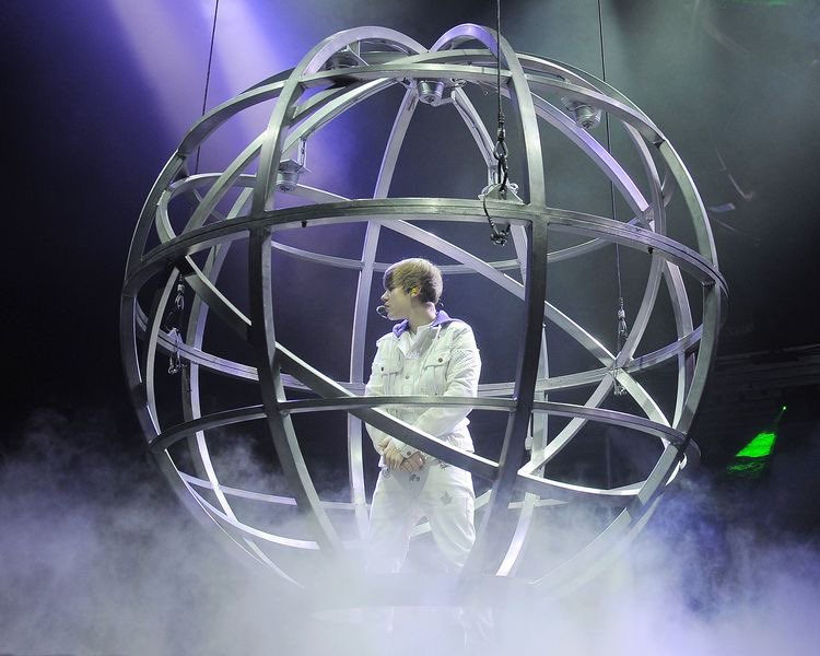 estherwuff's tweet photo. justin bieber is the king of tour entrances https://t.co/R5Ia3KfZ23