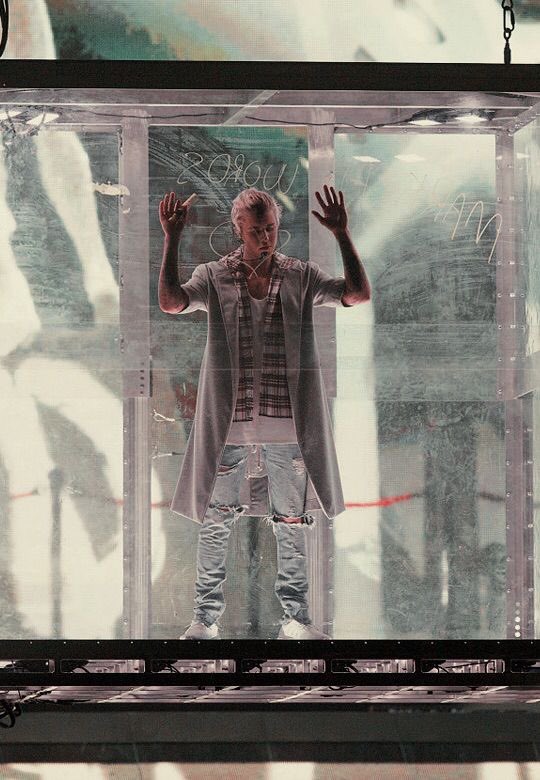 estherwuff's tweet photo. justin bieber is the king of tour entrances https://t.co/R5Ia3KfZ23