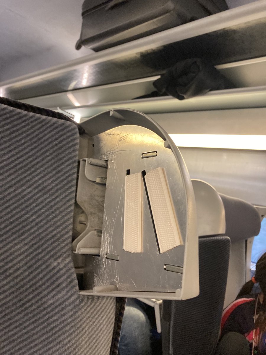 flo_lamoureux's tweet photo. ⁦@TGVINOUI⁩ @sncf tgv dimanche Chambery Paris - en première - wagon degueulasse, siège inconfortable et coupant par manque de coussin, 20 minutes de retard au départ. La prochaine fois je prends ⁦@trenitalia_fr⁩ . Vive la concurrence européenne. https://t.co/ORSu055Zp2