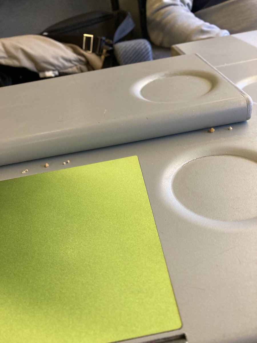 flo_lamoureux's tweet photo. ⁦@TGVINOUI⁩ @sncf tgv dimanche Chambery Paris - en première - wagon degueulasse, siège inconfortable et coupant par manque de coussin, 20 minutes de retard au départ. La prochaine fois je prends ⁦@trenitalia_fr⁩ . Vive la concurrence européenne. https://t.co/ORSu055Zp2