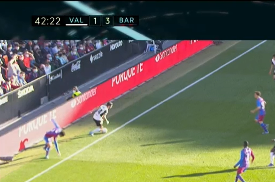 CuentaMister's tweet photo. Por si alguien pretende hablar de robo o algo así, simplemente mostrar la imagen, no vaya a ser que una vez más se quejen de que se aplique el reglamento.

El Balón salió totalmente y claramente https://t.co/24MJhfYXEJ