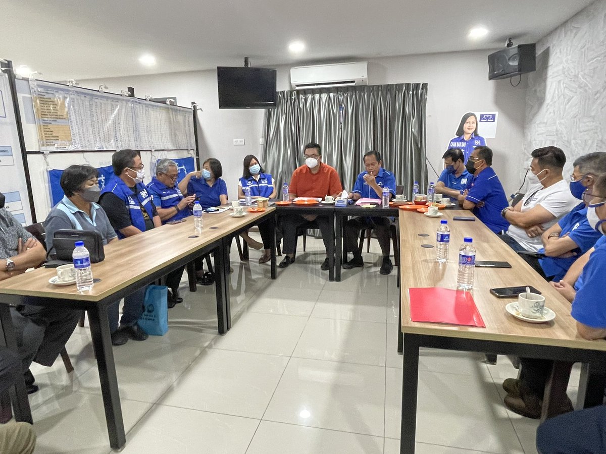 ahmadmaslan's tweet photo. Pertemuan saya dgn #UMNO Bhg #PasirGudang utk DUN #Permas & dgn #MCA Bhg utk DUN #JohorJaya Ahad 20/2/22. Tkasih DS Khaled Nordin, mantan MB #Johor yg banyak jasanya. Ada peluang yg baik kpd #BN #BarisanNasional. Tiada yg mustahil.
#PRNJohor
#KestabilanMasaDepan https://t.co/Pzz75U1iqw