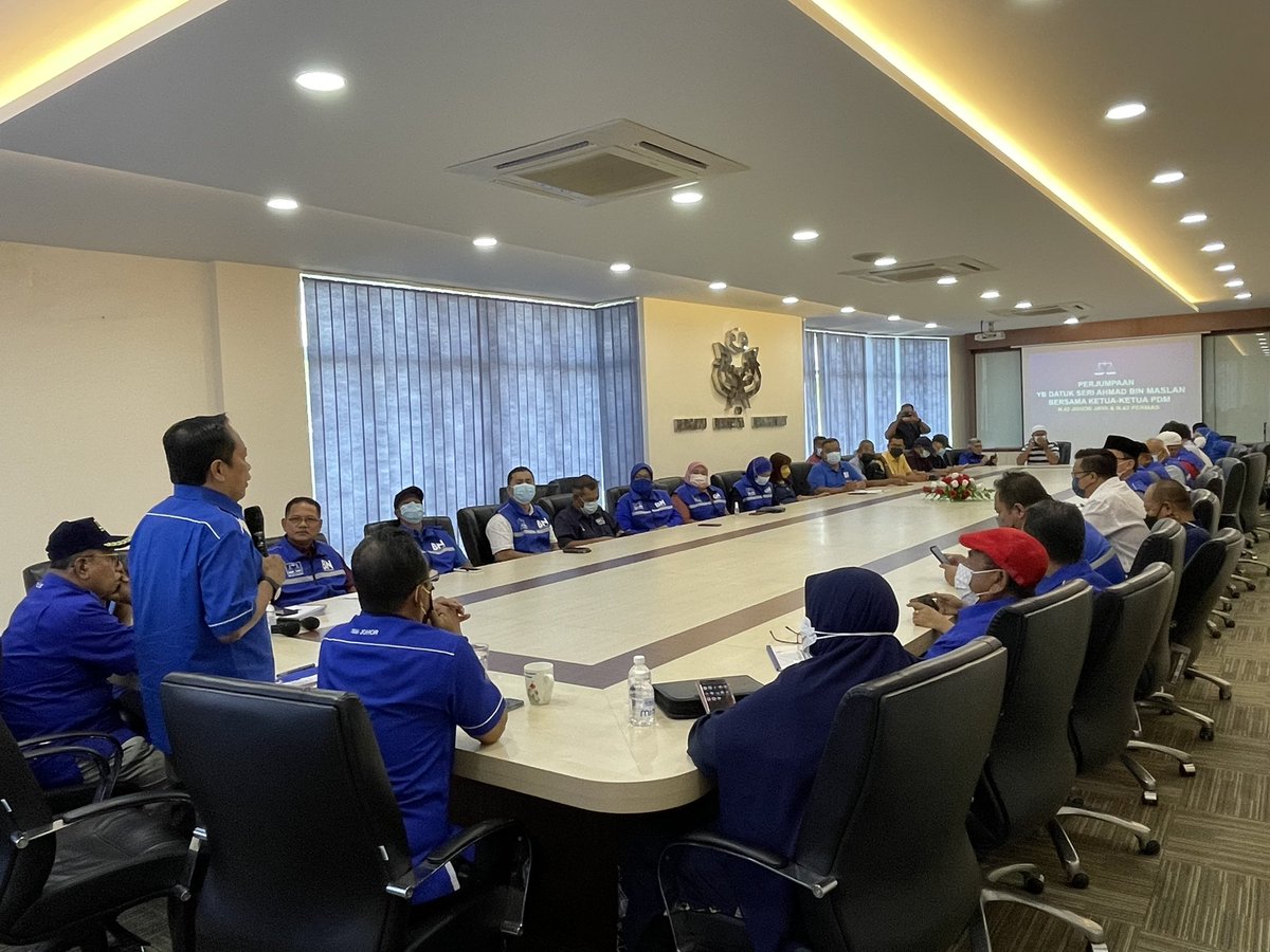 ahmadmaslan's tweet photo. Pertemuan saya dgn #UMNO Bhg #PasirGudang utk DUN #Permas & dgn #MCA Bhg utk DUN #JohorJaya Ahad 20/2/22. Tkasih DS Khaled Nordin, mantan MB #Johor yg banyak jasanya. Ada peluang yg baik kpd #BN #BarisanNasional. Tiada yg mustahil.
#PRNJohor
#KestabilanMasaDepan https://t.co/Pzz75U1iqw
