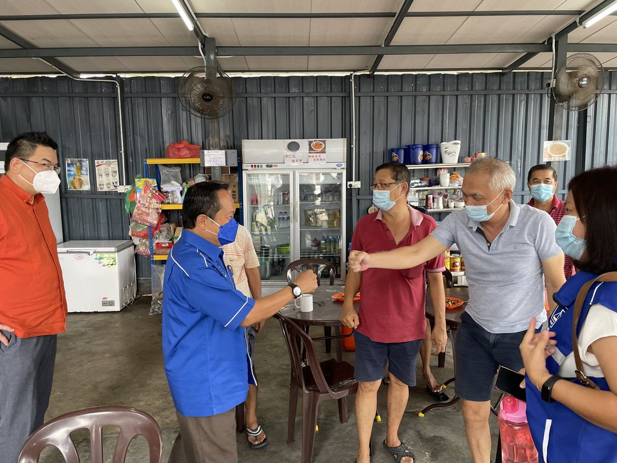 ahmadmaslan's tweet photo. Pertemuan saya dgn #UMNO Bhg #PasirGudang utk DUN #Permas & dgn #MCA Bhg utk DUN #JohorJaya Ahad 20/2/22. Tkasih DS Khaled Nordin, mantan MB #Johor yg banyak jasanya. Ada peluang yg baik kpd #BN #BarisanNasional. Tiada yg mustahil.
#PRNJohor
#KestabilanMasaDepan https://t.co/Pzz75U1iqw