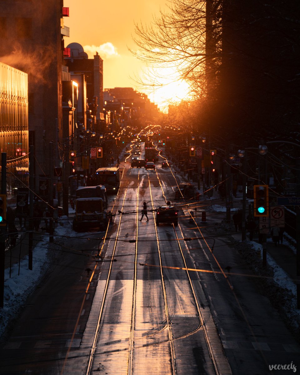 VeeReels's tweet photo. #torontohenge out in full force! My first ever henge experience, wind was whipping out in -15C weather but getting these shots made it all worth it 🤩 
#toronto #sunalignment #orangeglow #dundas https://t.co/5zOU6qn83K
