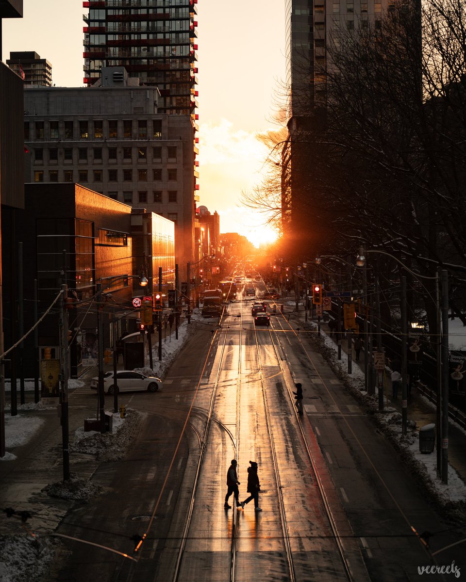 VeeReels's tweet photo. #torontohenge out in full force! My first ever henge experience, wind was whipping out in -15C weather but getting these shots made it all worth it 🤩 
#toronto #sunalignment #orangeglow #dundas https://t.co/5zOU6qn83K