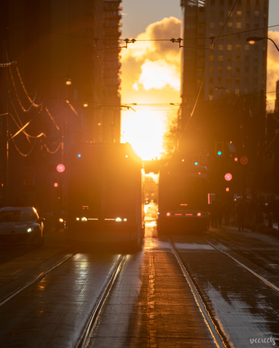 VeeReels's tweet photo. #torontohenge out in full force! My first ever henge experience, wind was whipping out in -15C weather but getting these shots made it all worth it 🤩 
#toronto #sunalignment #orangeglow #dundas https://t.co/5zOU6qn83K