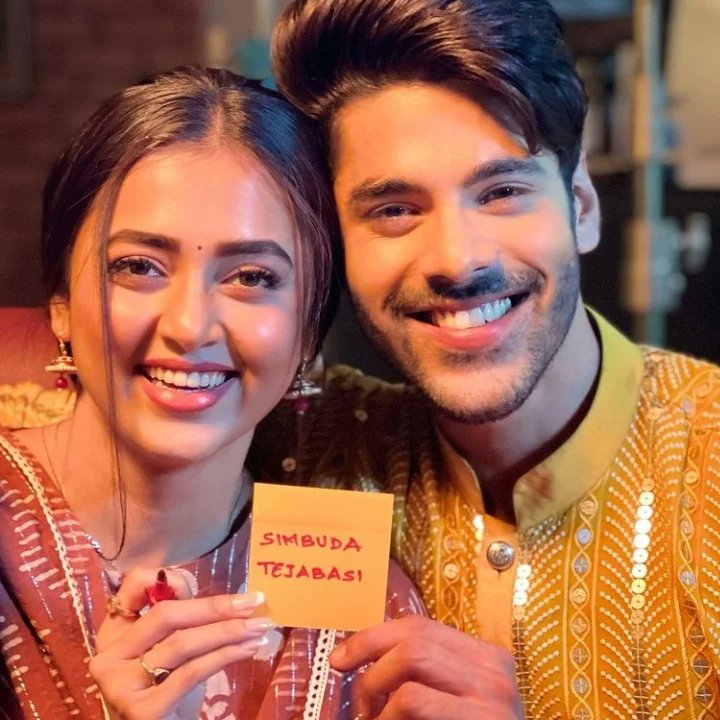 aanchixtweets's tweet photo. Beautiful Bond #TejSim โค๏ธโจ
Teju ka Simbuda ๐๐
TouchWood moment #PraRish ๐ฅบ๐ค
#TejasswiPrakash #TejaTroops
#Naagin6 #SimbaNagpal https://t.co/COBlOf6I2n