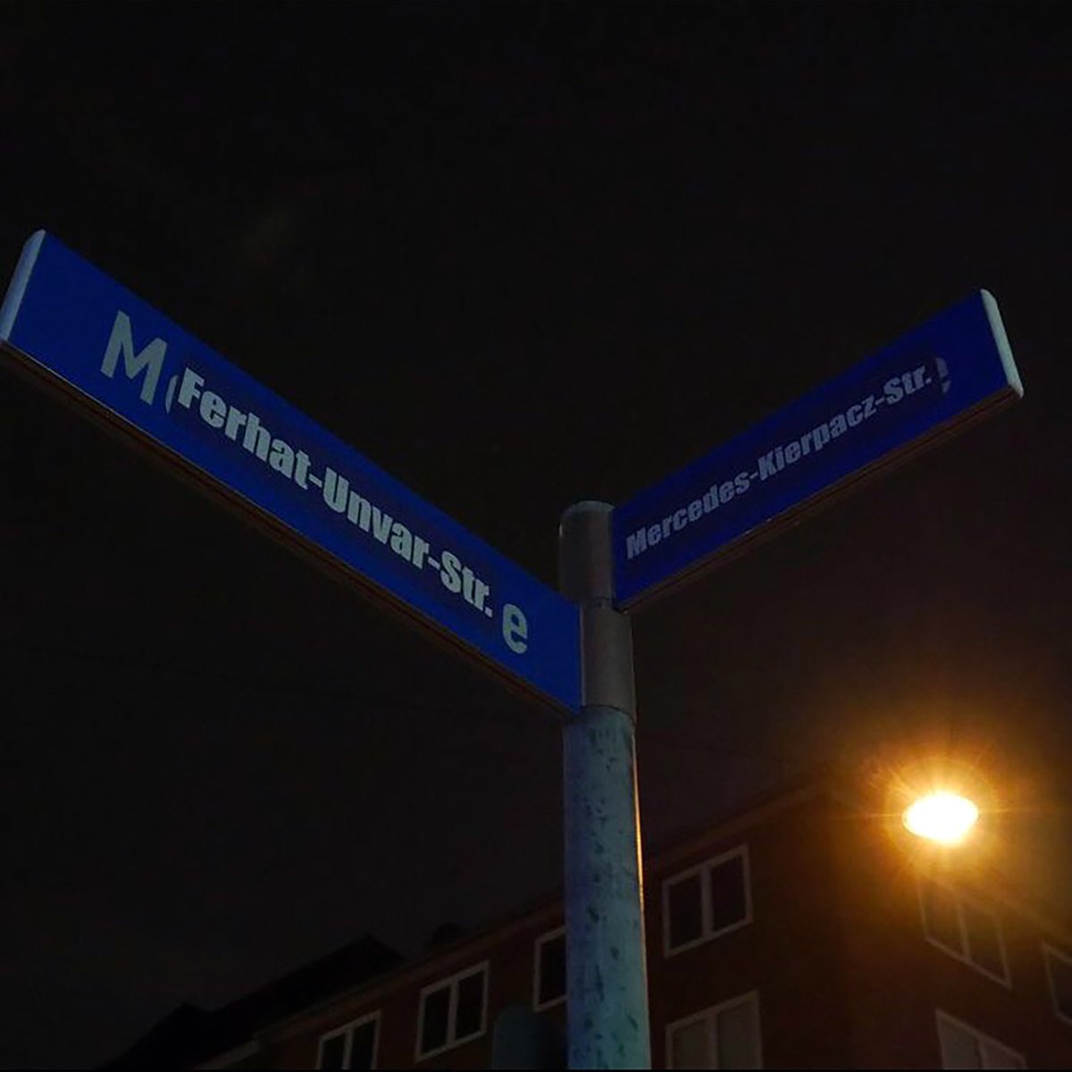 Auch in #Kiel folgten #Antifa|schist*innen &amp; Antirassist*innen am 19.02.2022 dem Aufruf der Initiative @19FebruarHanau &amp; gedachten trotz andauernder Unwetterwarnungen mit vielfältigen Aktivitäten der Opfer des rassistischen Terroranschlags von Hanau vor 2 Jahren. #hanauistüberall