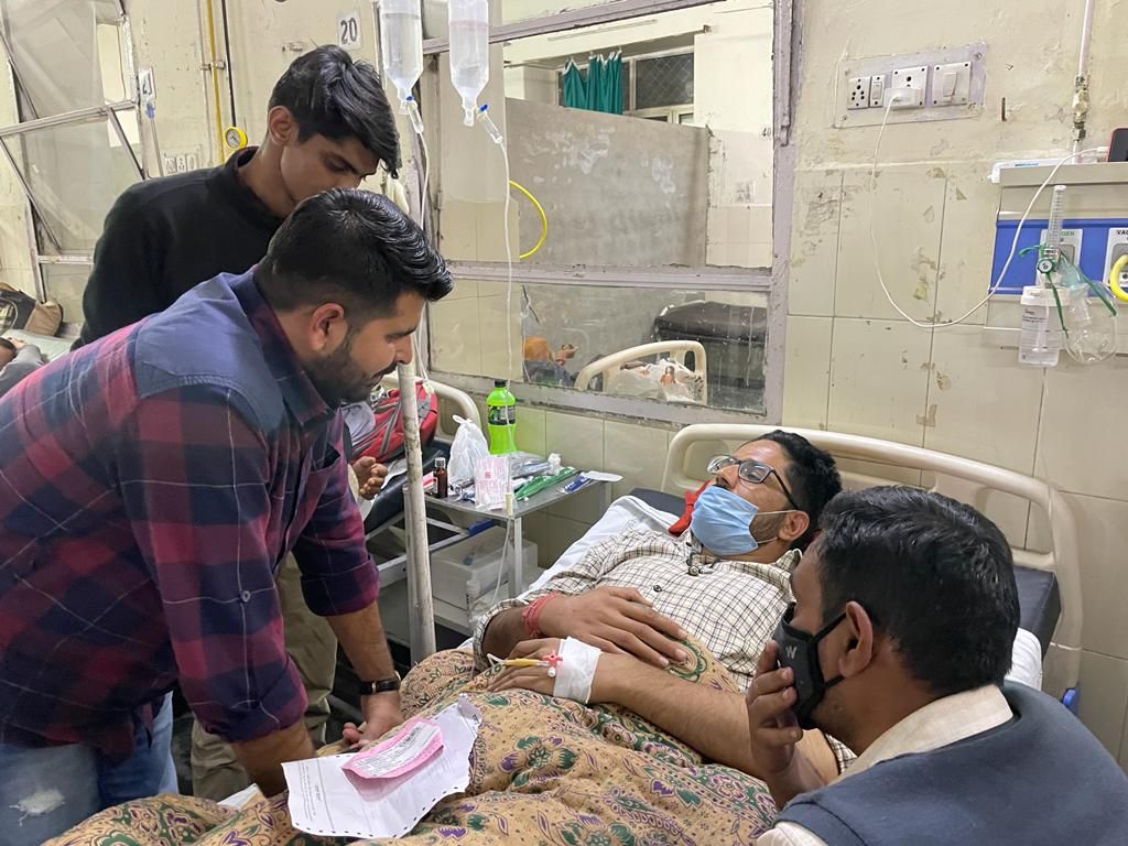 Viveksbarmeri's tweet photo. छात्रनेता @RavindraBhati__  पहुंचे RAS मुख्य परीक्षा के अनशनकारियों से मिलने।
अनशनरत बहनों से भाटी ने मुलाकात कर दी हिम्मत। भाटी ने कहा, आंदोलनकारियों की मांग वाजिब है, सरकार को संवेदनशीलता दिखानी चाहिए।
#RASEXAMPOSTPONE https://t.co/ZdNsn3K7hn