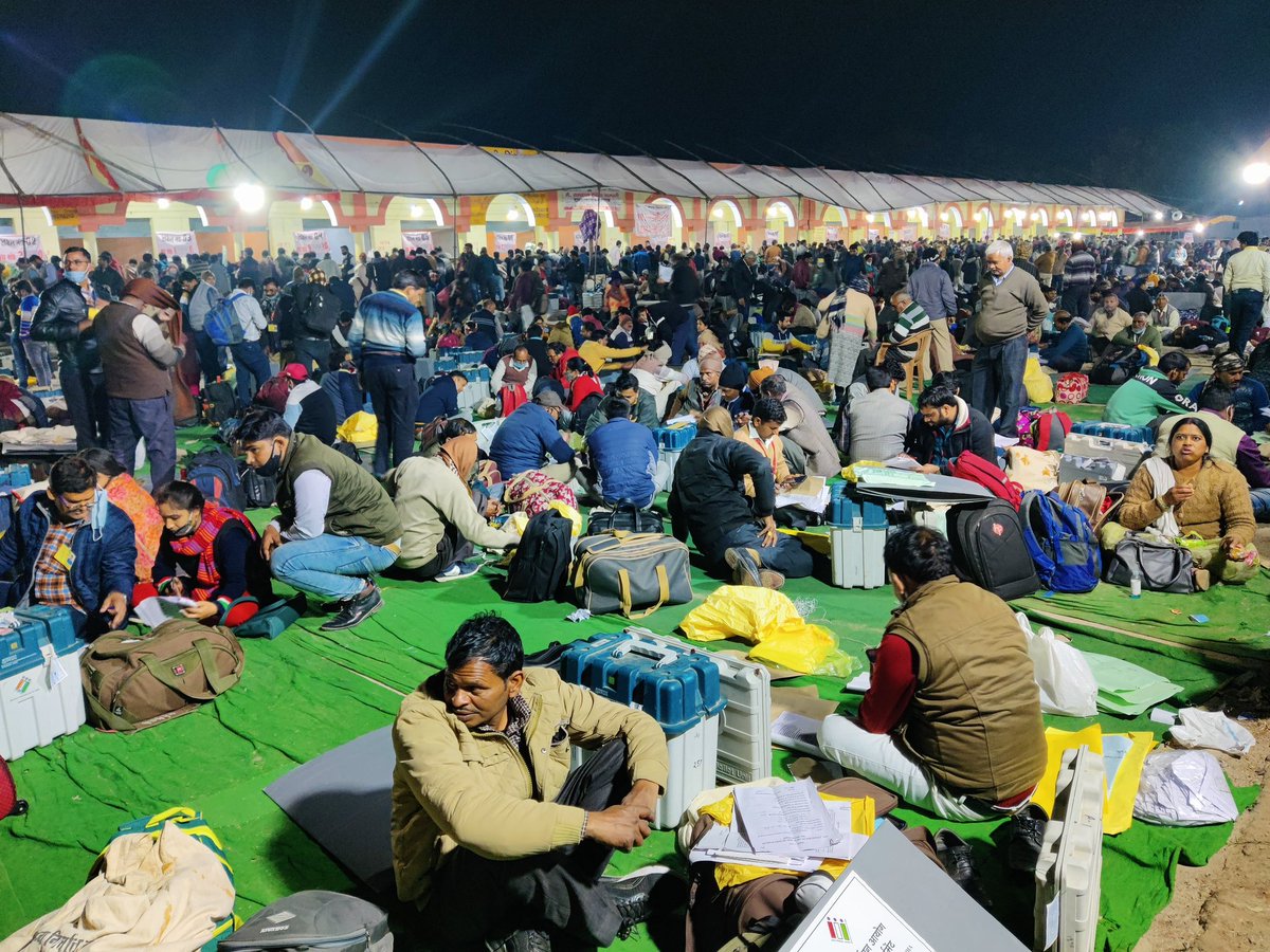 DM_Etah's tweet photo. जिले की चारों विधानसभा क्षेत्रों में सकुशल मतदान संपन्न होने के उपरांत पोलिंग पार्टी वापसी स्थल मंडी समिति पहुंचकर जायजा लिया। @SpokespersonECI @ECISVEEP https://t.co/CgcgpzH3yp