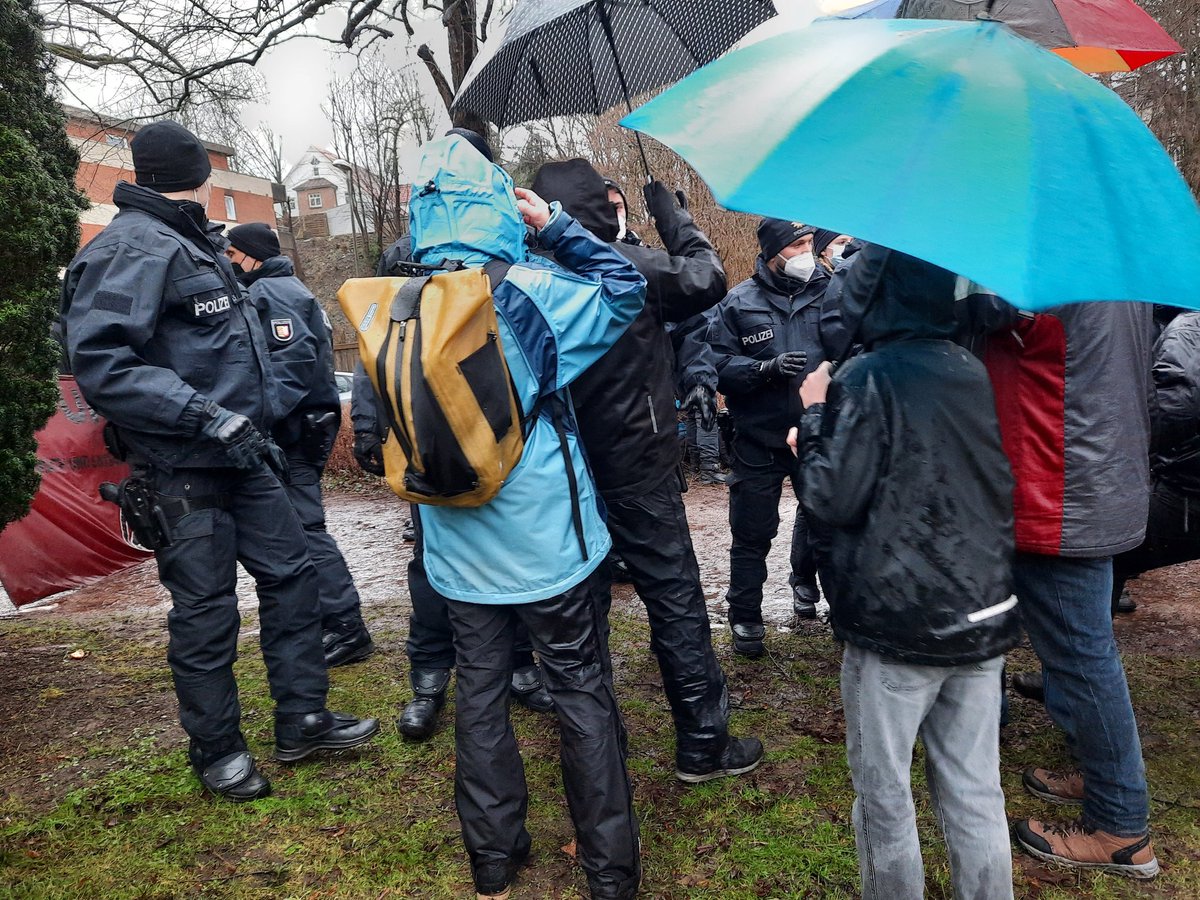 RadioFratz's tweet photo. [#Flensburg] Nach Auflösung der Kundgebung am ehemaligen #Bahnhofswald beschlagnahmte die Polizei gewaltvoll ein Transpi. Dabei kam es von Seiten der Polizei zu Schubsereien und Drohungen gegenüber der Teilnehmer*innen der @fff_flensburg Demonstration. https://t.co/bqI5PMwbDh